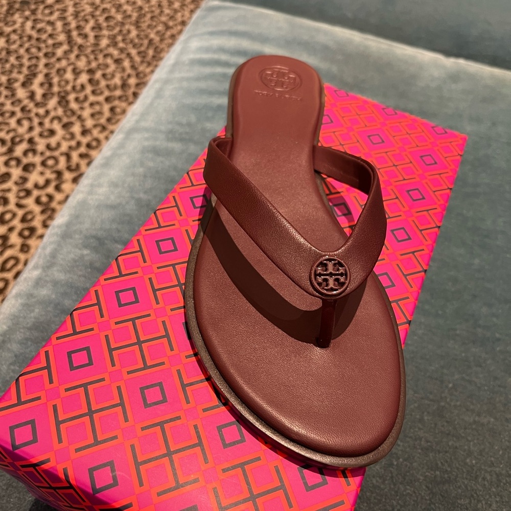 NIB Tory Burch Benton Thong Sandals Size 7 New Claret.